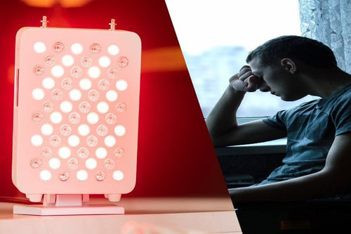 Tweeluik met een brandend paneel voor lichttherapie en een sombere man die bij het raam zit